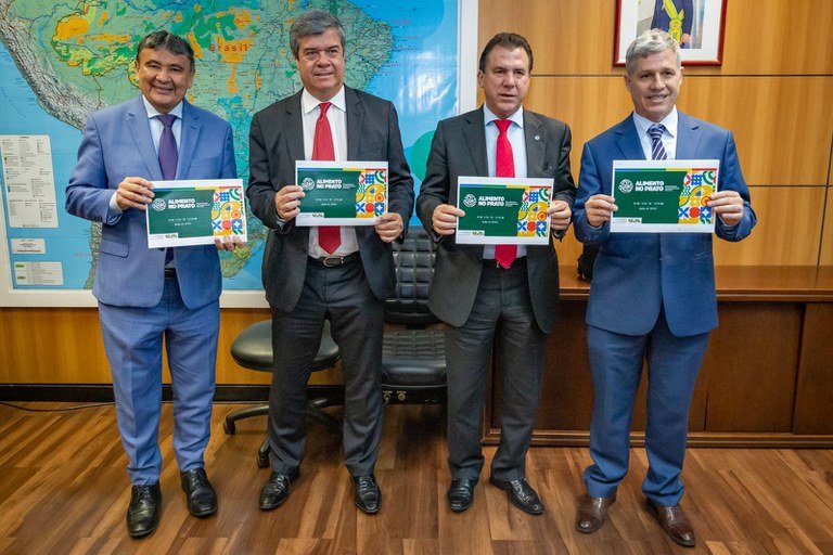 Read more about the article Luiz Marinho discusses with MDA, MDS and Abrafrutas the creation of the Fruit Pact
