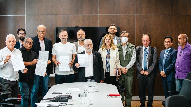 Read more about the article Federal Government signs agreement with environmental careers employees