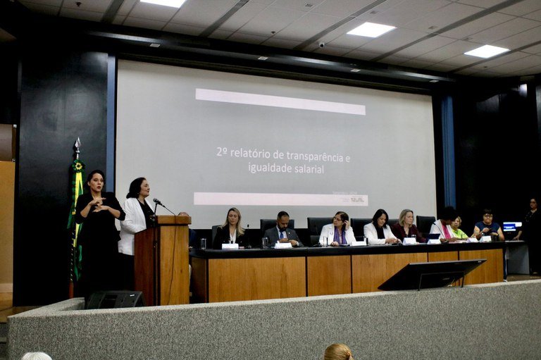Read more about the article Women earn 20.7% less than men in companies with more than 100 employees, according to the 2nd Salary Transparency Report
