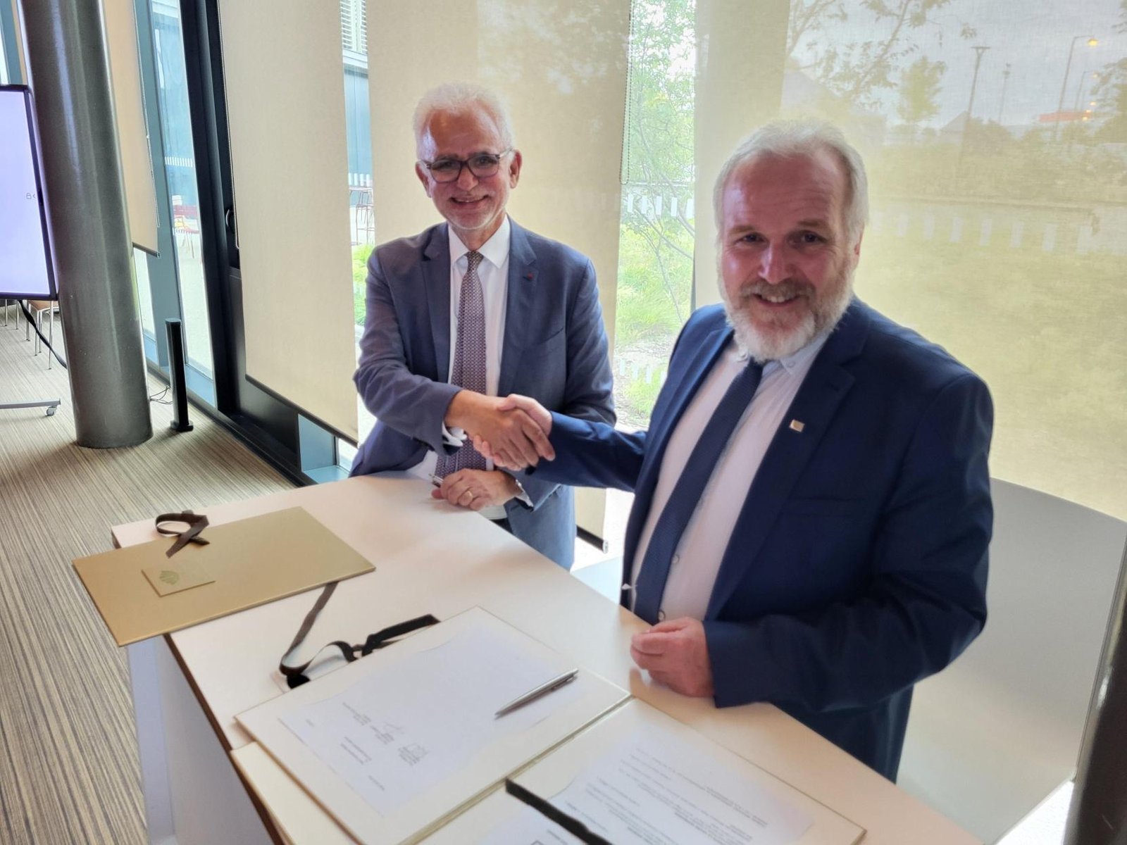 Read more about the article Environmental stress and biomonitoring of aquatic environments: the Institute renews its five-year agreement for the UMR SEBIO (2024-2029)